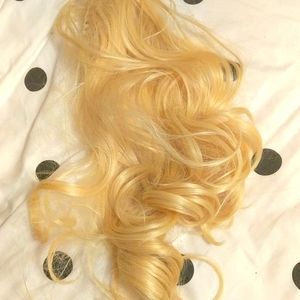 A never worn wavy blonde hair clip in!